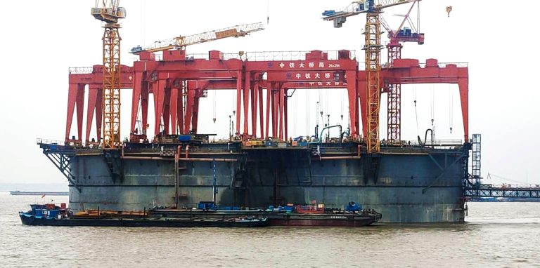 Bridge lifting equipment